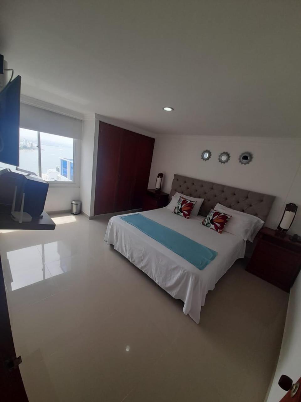 Con Hermosa Vista Al Mar En El Laguito Piso 19 Apartamento *